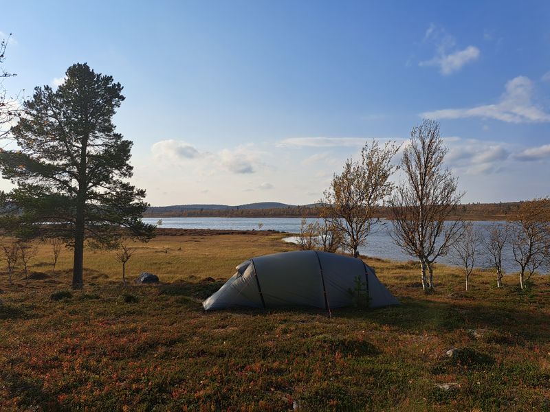 Teltta Ahven-Kulvakko -järven rannalla