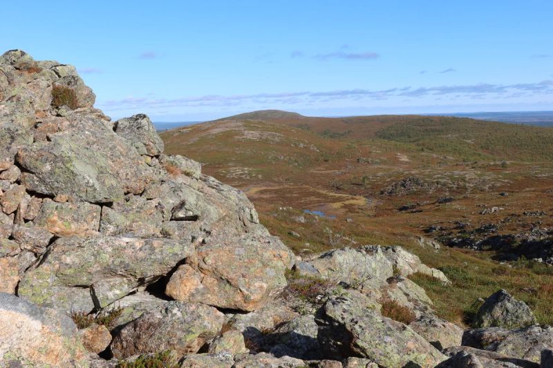 Avara tunturimaisema, etualalla louhikkoa